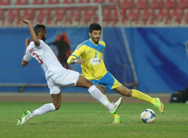 لاعب الكويت شريدة الشريدة يحاول افتكاك الكرة من لاعب الساحل وليد فالحالازرقكوم