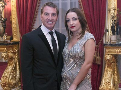 بالصور.. الملكة إليزابيث تلتقي مدرب ليفربول وابنته الحسناء