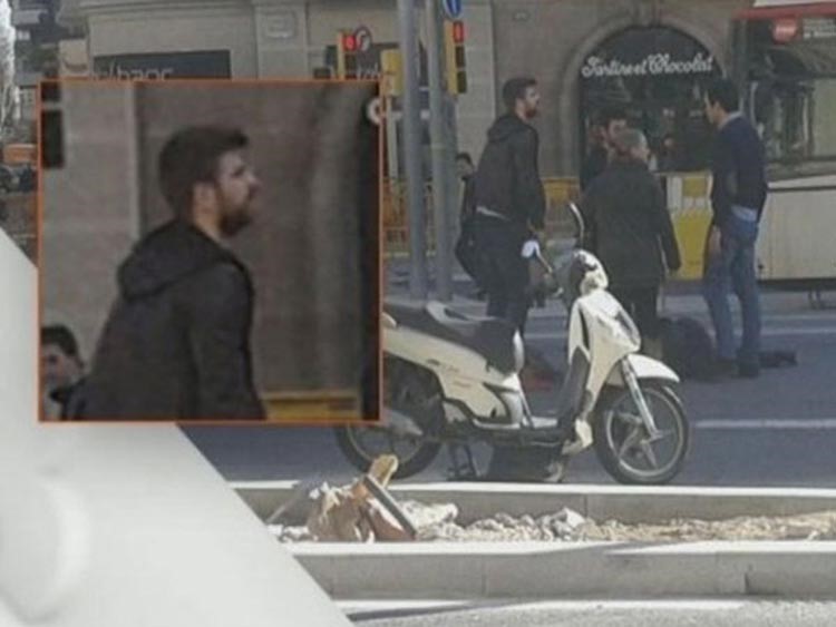 شاهد.. جيرارد بيكيه يساعد سيدة أصيبت في حادث