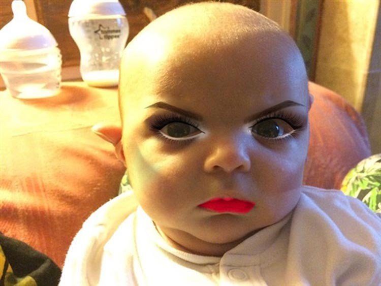 صور غريبة.. أم تزين ابنتها الرضيعة بمكياج كامل باستخدام.. تطبيق هاتف !