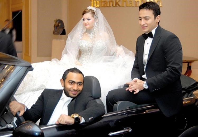 تامر حسني يقود سيارة الزفاف لحمادة هلال