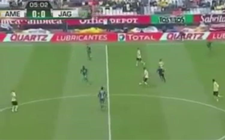 بالفيديو.. هدف مُذهل من منتصف الملعب في الدوري المكسيكي