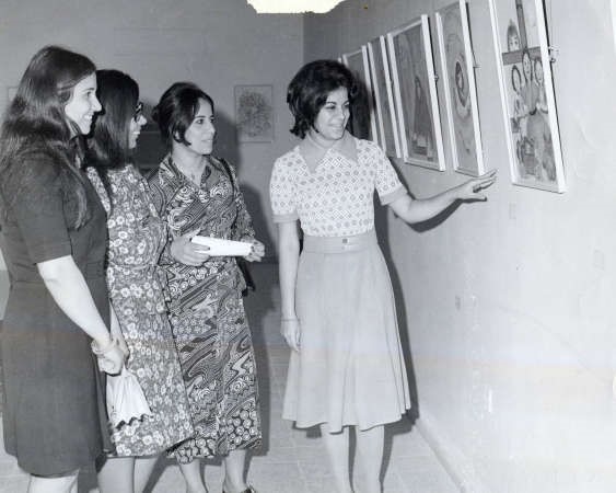 ﻿البقصمي تشرح لوحاتها في معرضها سنة 1970﻿