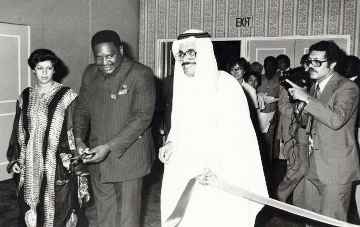 ﻿وزير الاعلام الزائيري مفتتحا معرض البقصمي في كينشاسا عام 1978﻿