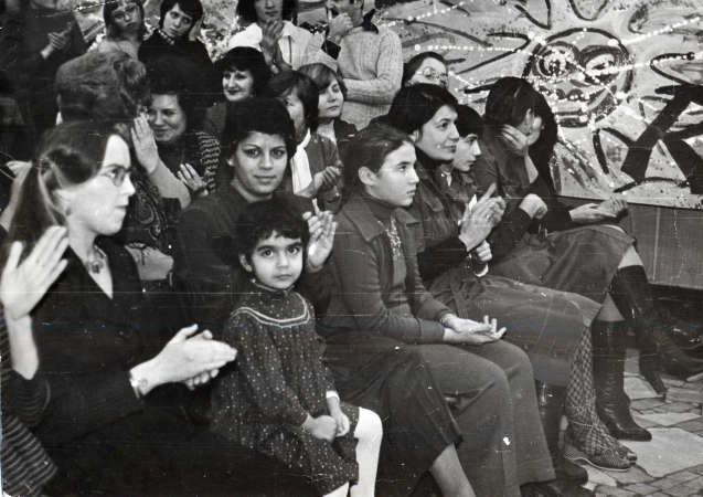 ﻿ثريا البقصمي مع ابنتها غدير في حفل الجامعة بموسكو 1978﻿