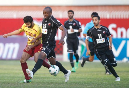 مهاجم النصر زبن العنزي يتعرض للمضايقة من محترف خيطان ايمانويلالازرقكوم