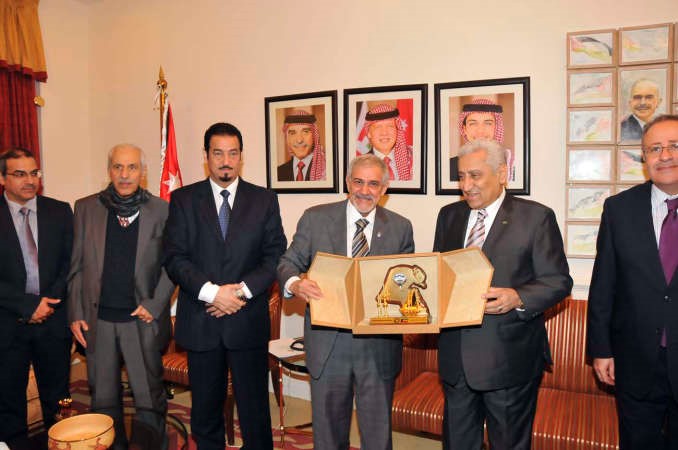 د هلال الساير يقدم درعا تذكارية لرئيس الوزراء الاردني عبدالله النسور بحضور دحمد الدعيج﻿