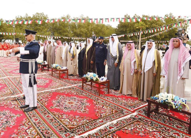 الشيخ فواز الخالد متوسطا الحضور بشاطئ العقيلة خلال السلام الوطني