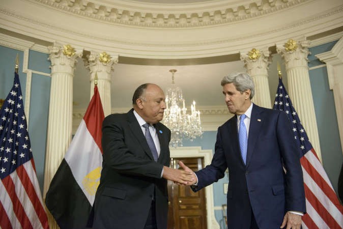 وزير الخارجية المصري سامح شكري ونظيره الاميركي جون كيري خلال مؤتمر صحافي في البيت االبيض امس الاول ا ف ب