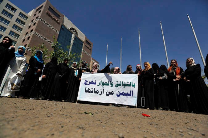 يمنيات يرفعن لافتة تدعو لتغليب لغة الحوار لحل الازمة في البلاد خلال تظاهرة بصنعاء امس الاولرويترز ﻿