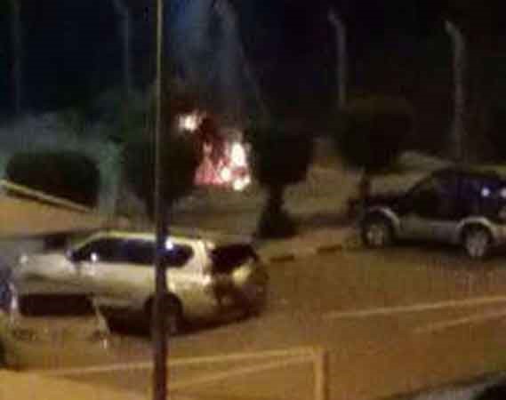 النيران تشتعل في المركبة قبل اخماد الحريق