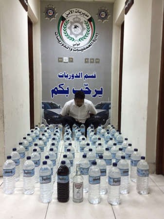 المتهم وامامه المضبوطات﻿
