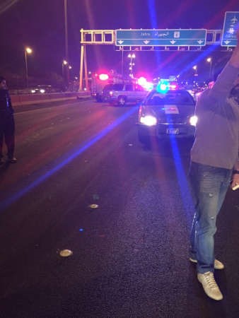 اغلاق الطريق بسبب الحادث