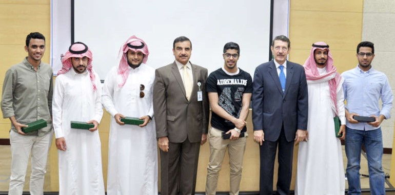 دخالد طبارة مع بعض الطلبة المكرمين