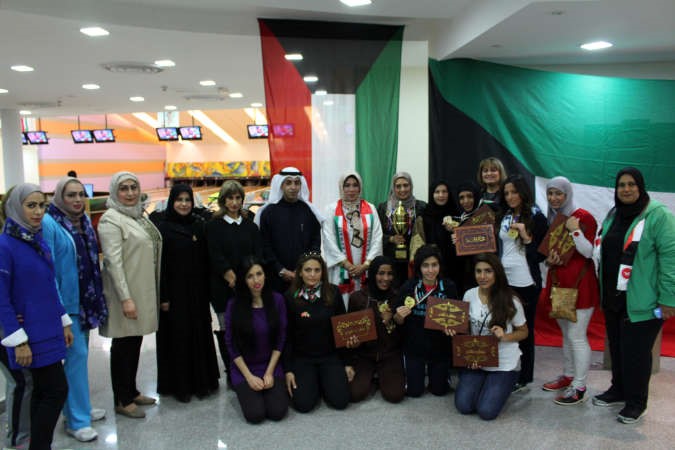 مشعل السبيعي ومنى الفريح وسهيلة العنزي وامينة اسماعيل مع الطالبات الفائزات بالمركز الاول