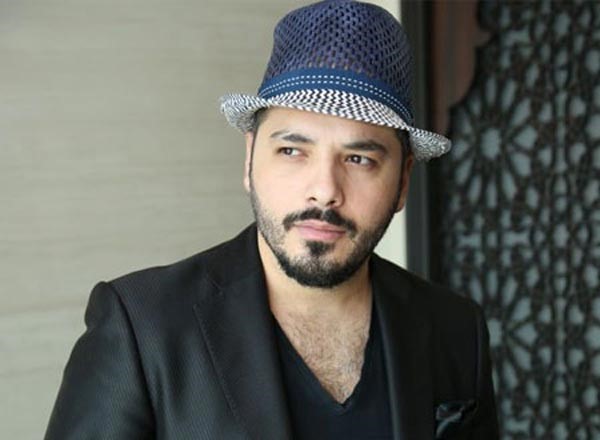 الورود تغلف عشاء رامي عياش مع زوجته.. شاهد