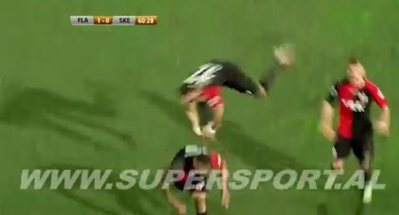 بالفيديو.. سقوط كوميدي لـ"لاعب ألباني".. حاول الاحتفال بهدف زميله