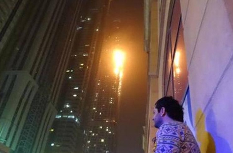 بالفيديو.. إخماد حريق ضخم في ثاني أطول برج سكني بدبي.. والسكان يهرعون الى الشوارع