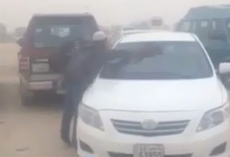 بالفيديو.. عامل يغسل سيارته في "الحراج" وسط العاصفة الترابية الهوجاء..