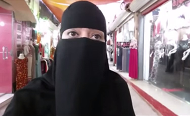 بالفيديو.. برازيلية تصور تقريرًا عن سوق في بريدة وهي ترتدي "العباءة" والنقاب