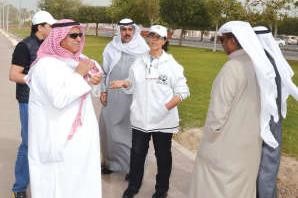 الشيخة امثال الاحمد وجولة في محيط الابراج مع احمد الطاحوس وعدد من اعضاء اللجنة﻿
