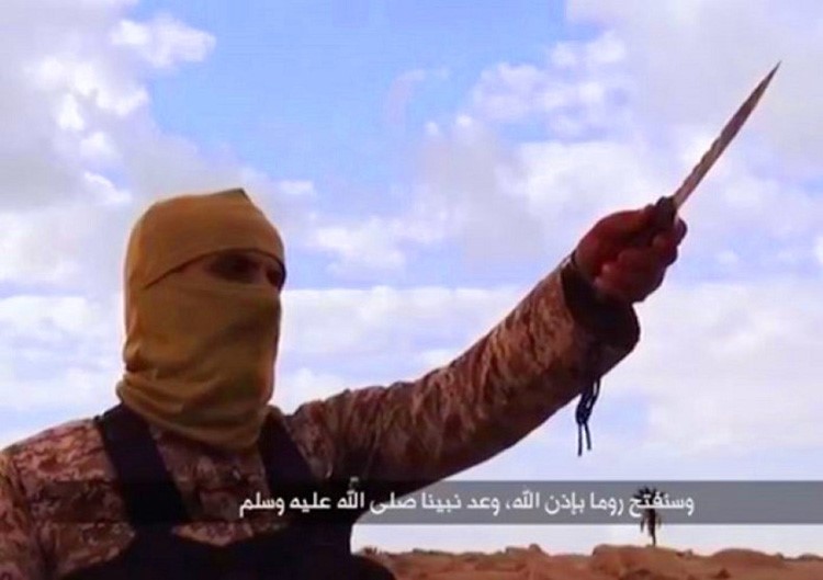 المتحدث الداعشي بدا كعملاق واكبر حجما من البحر خلفه، لذلك يعتقدون بان البحر اضيف بعملية مونتاج
