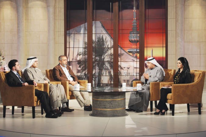 مدير التحرير الزميل محمد الحسيني ودعادل الزيد ودفيصل ابوصليب ومقدما برنامج بالكويتي سليمان السمحان ونجلاء الكندري خلال حلقة داعش والجماعات المتطرفة