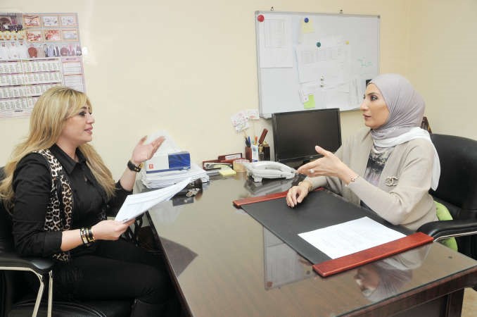 م خلود الهندي تتحدث للزميلة دانيا شومانمحمد هاشم﻿