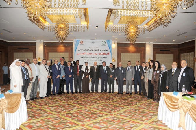 لقطة جماعية لرؤساء وعمداء كليات الفنون العربية المشاركة في المؤتمر مع وزير التربية ووزير التعليم العالي دبدر العيسى﻿