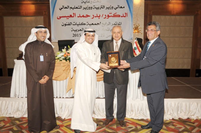 دالعيسى ودالحاج يكرمان مدير المهرجان دراجح المطيري﻿