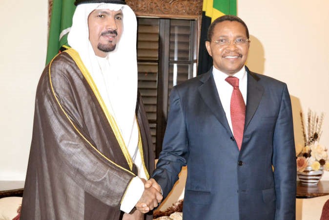 الرئيس جاكايا كيكوتي مع السفير جاسم الناجم﻿