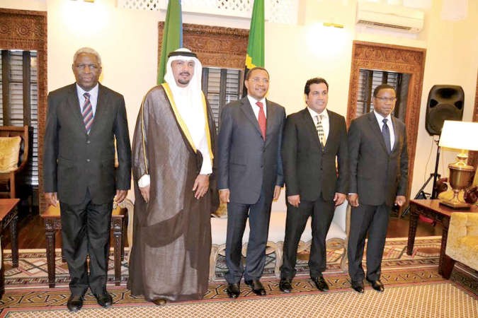 السفير جاسم الناجم والرئيس التنزاني جاكايا مريشو كيكوتي ووزير الخارجية برنارد ميمبي والديبلوماسي مشعل الحميدي
﻿