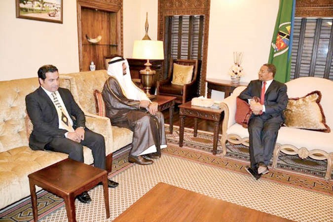 حديث بين الرئيس التنزاني جاكايا كيكوتي والسفير جاسم الناجم بحضور الديبلوماسي مشعل الحميدي﻿