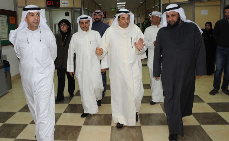 يعقوب الصانع وعبدالعزيز الماجد خلال الجولة في مجمع محاكم حولي