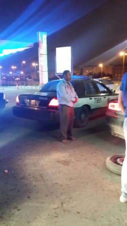  عامل المحطة وتبدو الدماء تغطي ملابسه 