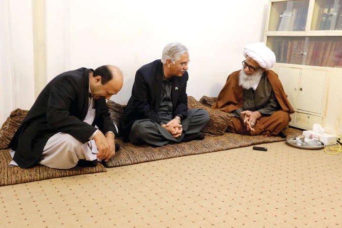 رئيس الشيوخ الباكستاني نيار بخاري متحدثا لاية الله بشير النجفي احد ائمة الشيعة الخمسة الكبار في النجفافپ