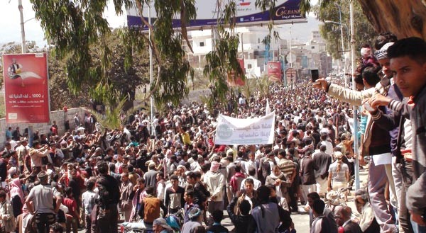 يمنيون يشاركون في تظاهرة ضد الانقلاب الحوثي في اب امس	 افپ