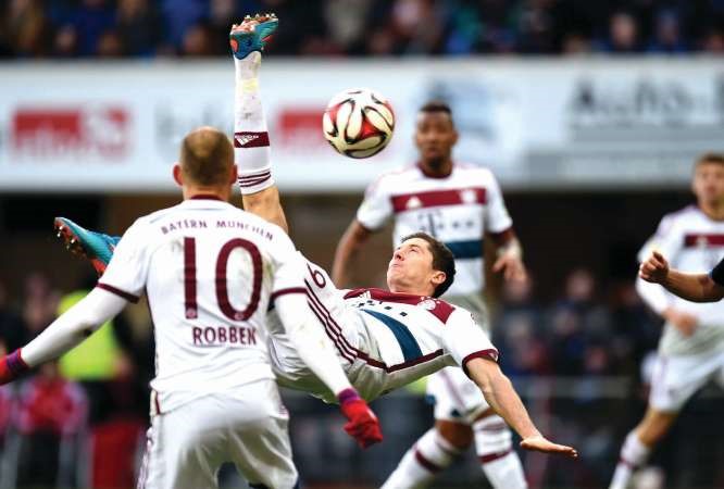 ضربة مقصية من لاعب بايرن ميونيخ روبرت ليفاندوفسكي
