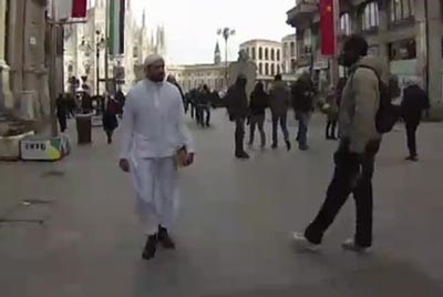 بالفيديو والصور.. شاهد ماذا حدث لشاب مصري تجول في شوارع إيطاليا بـ «زي إمام»