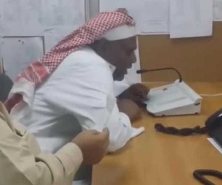 بالفيديو.. موظف "سنترال" في مستشفى بالسعودية يعلن انتهاء خدمته بخطبة عبر "المايكروفون" !