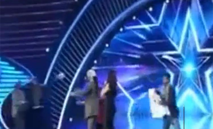 بالفيديو.. اقتحام مسرح "ارابز غوت تالنت" على الهواء.. والمخرج يقطع البث !