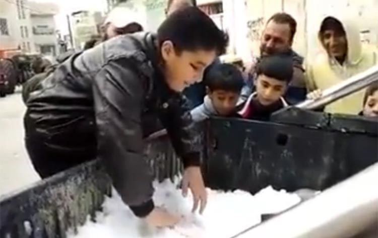 بالفيديو.. ردة فعل طفل فلسطيني ضرير يتحسس الثلج للمرة الأولى 