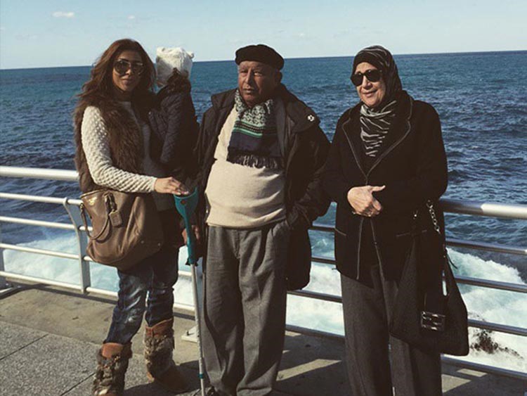 شاهد.. أروى في رحلة بحرية مع والديها وابنتها