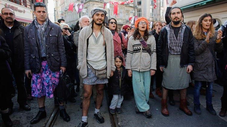 بالفيديو والصور.. رجال أتراك يتظاهرون بالتنورة تنديداً باغتصاب طالبة وقتلها 