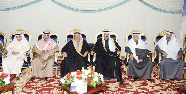 الشيخ علي الجراح والفريق اول مالشيخ احمد النواف والشيخ سالم النواف وعدد من الحضور خلال الاحتفال﻿