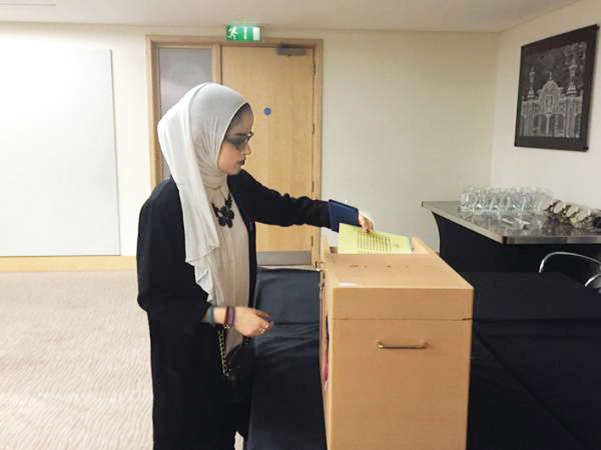 طالبة خلال عملية الاقتراع 