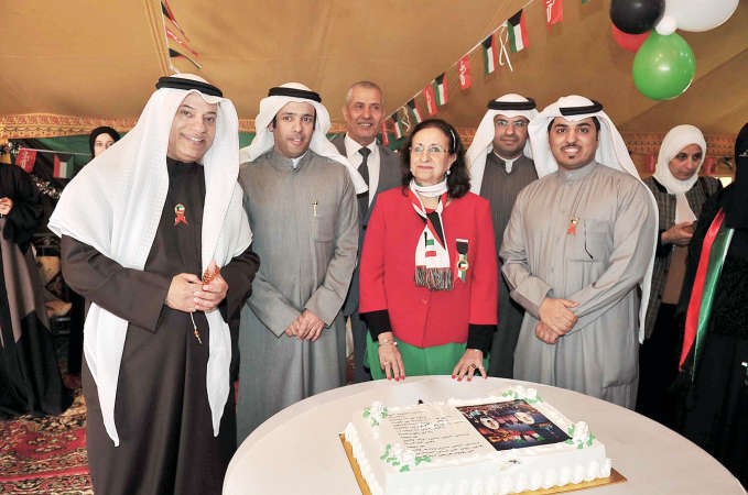 دنجاة المطوع متوسطة بعض الحضور خلال الاحتفالاسامة ابوعطية