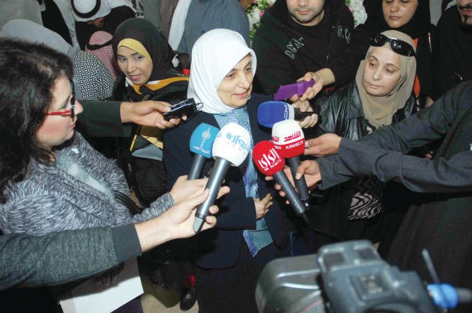 الوزيرة الصبيح متحدثة للصحافيين وتبدو الزميلة بشرى شعبان﻿