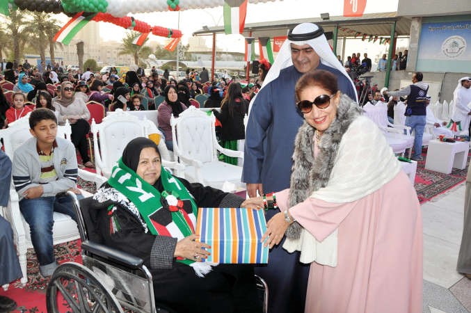 الشيخة شيخة العبدالله تكرم احدى المشاركات﻿