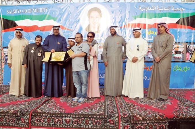 الشيخة شيخة العبدالله وعبدالرحمن الشراح يكرمان عددا من ذوي الاحتياجات﻿